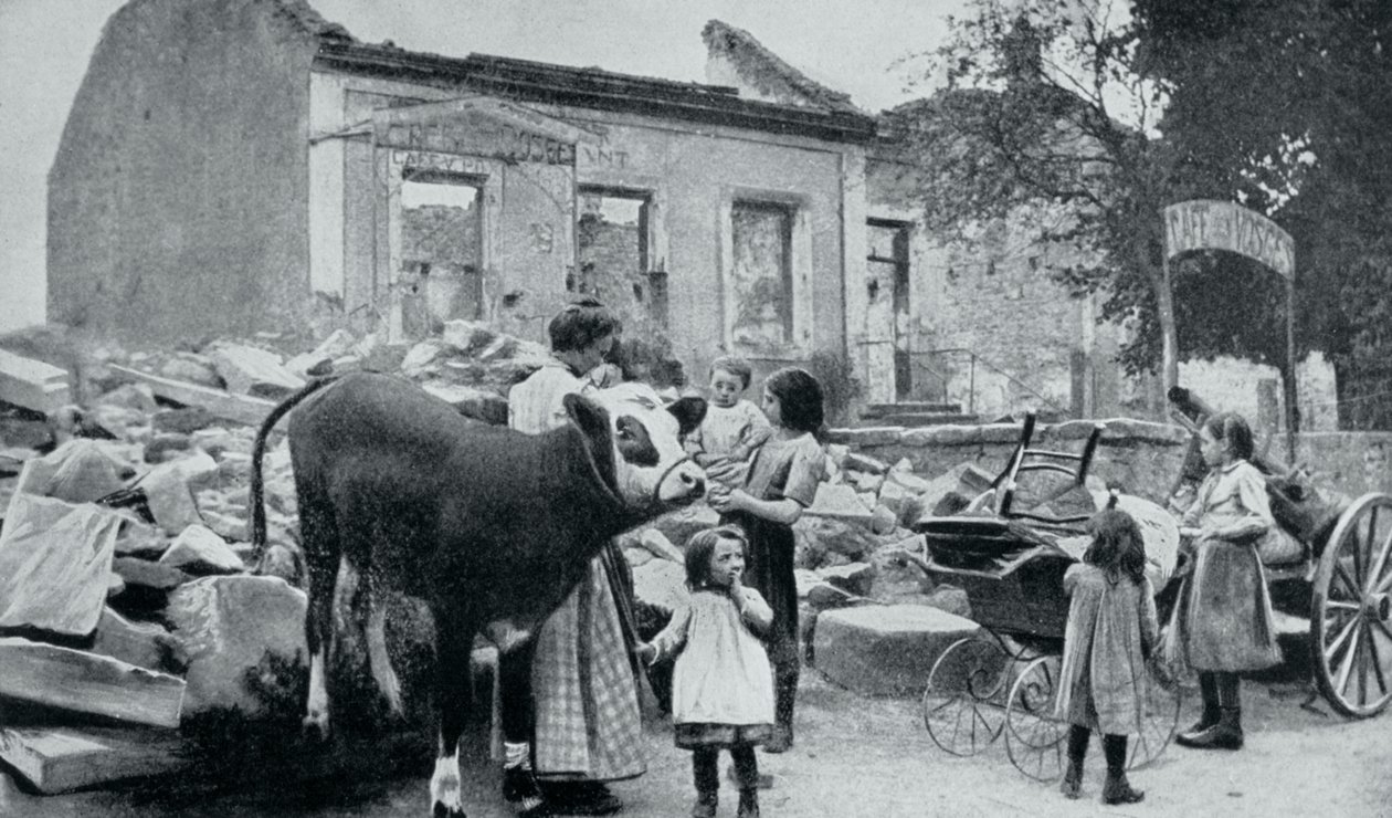 Franse vluchtelingen keren terug naar hun verlaten dorp, Artois, Eerste Wereldoorlog, 1915 door Unbekannt