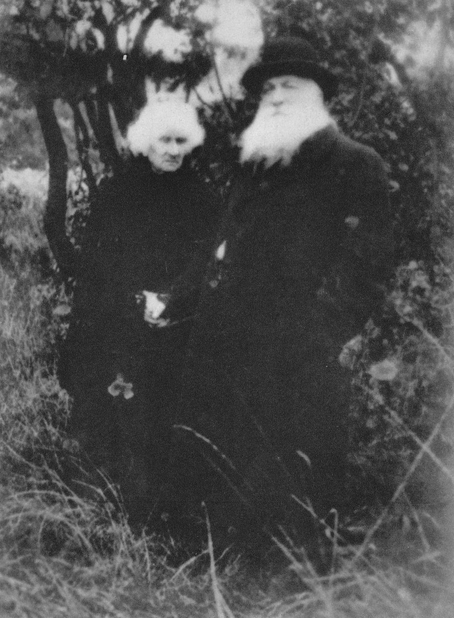 Franse beeldhouwer Auguste Rodin gefotografeerd in het park van zijn villa in Meudon, 1916, 1939 door Unbekannt