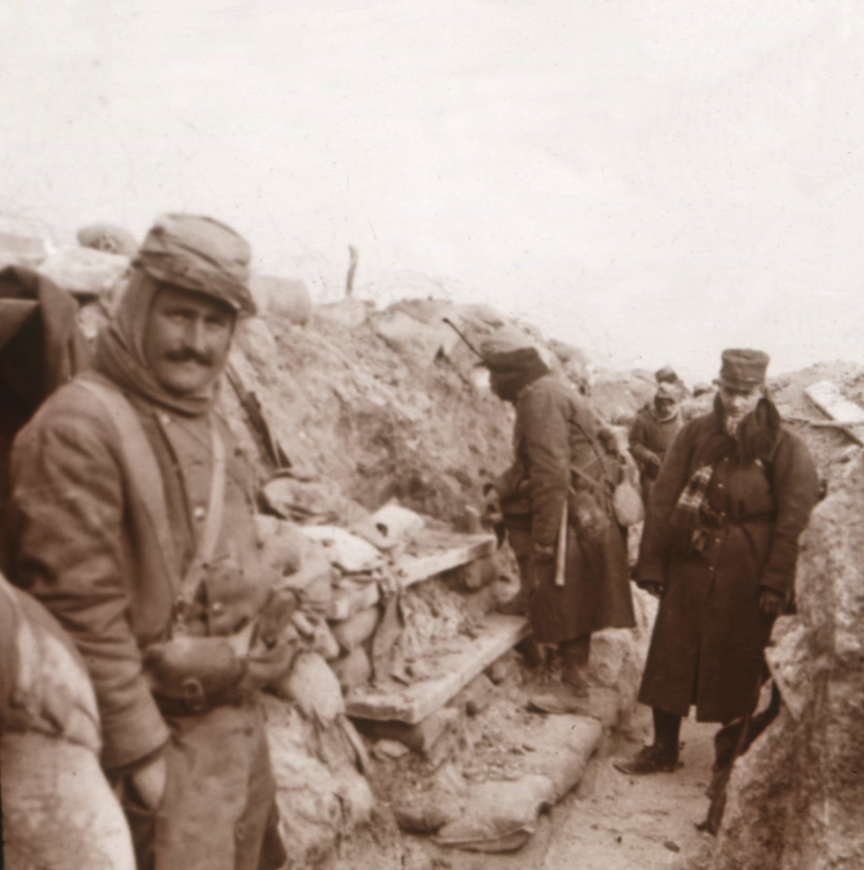 Franse soldaten in de loopgraven, Perthes, Noord-Frankrijk, ca. 1914-1918 door Unbekannt