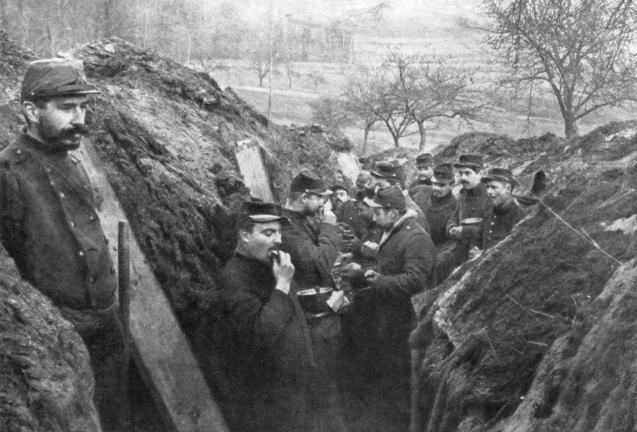 Franse soldaten in de loopgraven die hun rantsoenen eten, Frankrijk, 1915 door Unbekannt