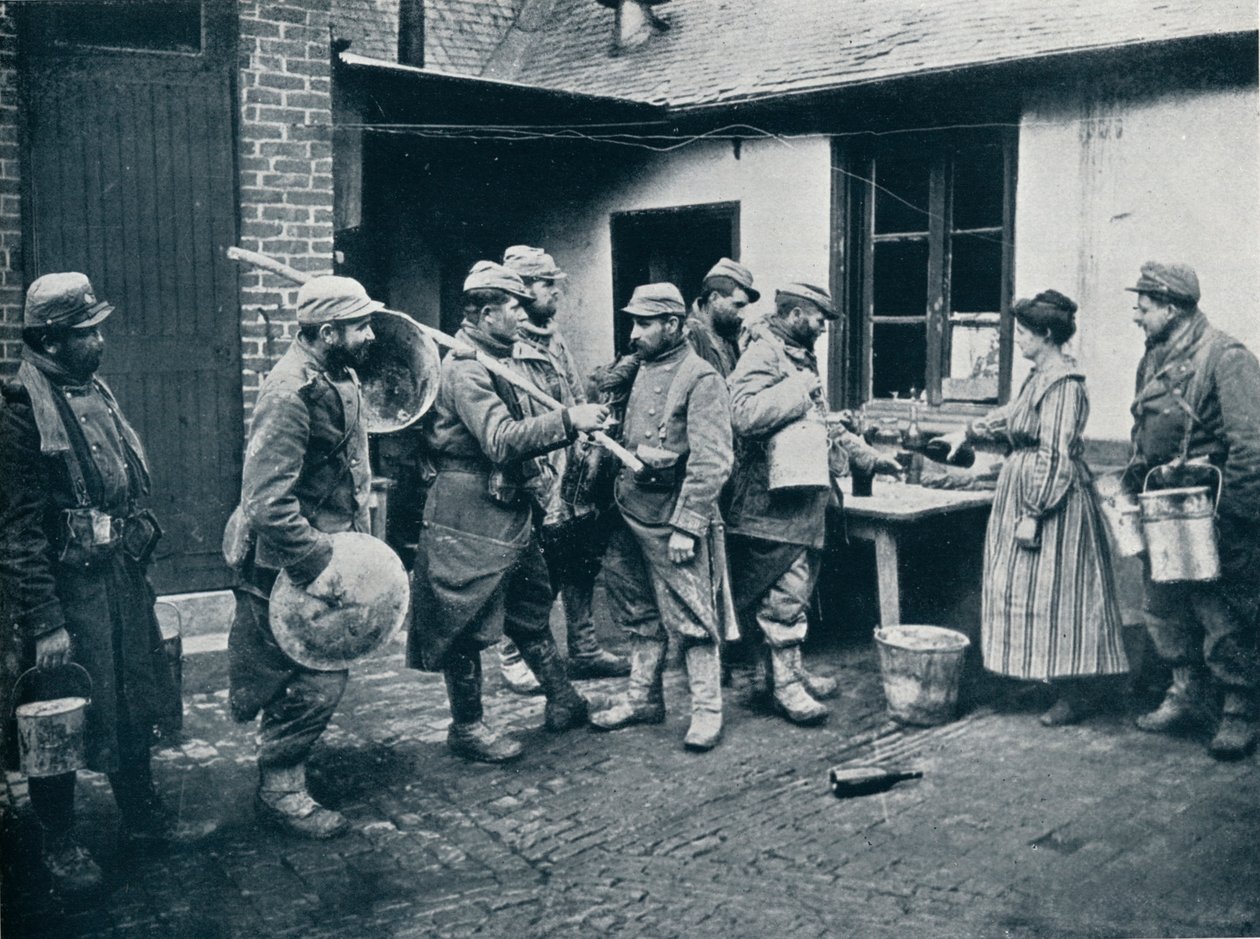 Franse soldaten die terugkeren uit de loopgraven maken een pauze voor verfrissing, ca. 1914 door Unbekannt