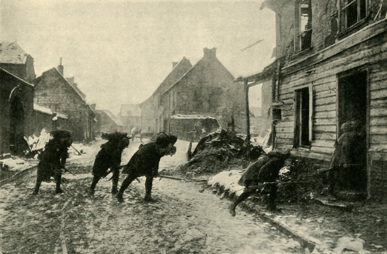 Franse troepen steken een dorpsstraat over onder Duits vuur, Eerste Wereldoorlog door Unbekannt