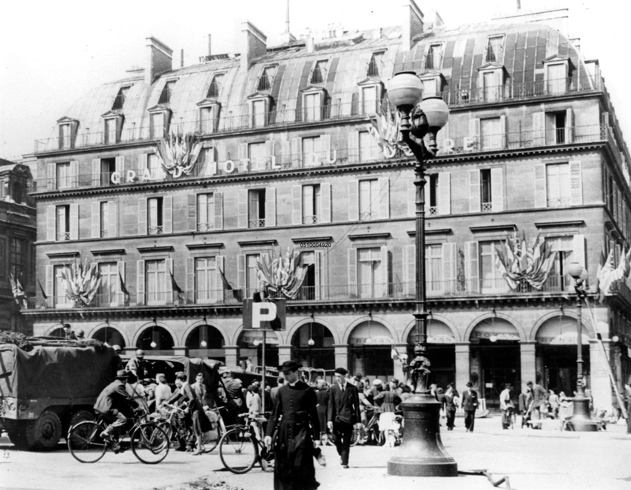 Franse troepen van generaal Leclerc in centraal Parijs, augustus 1944 door Unbekannt