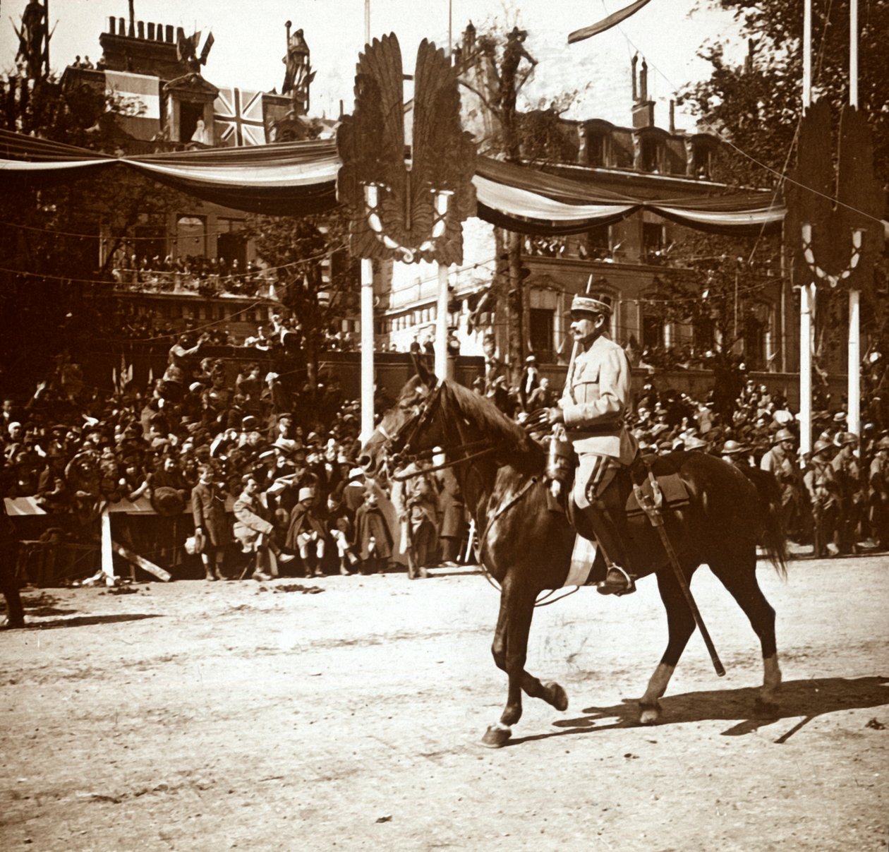 Generaal Toulorge bij de overwinningsparade, Parijs, Frankrijk, c1918-c1919 door Unbekannt