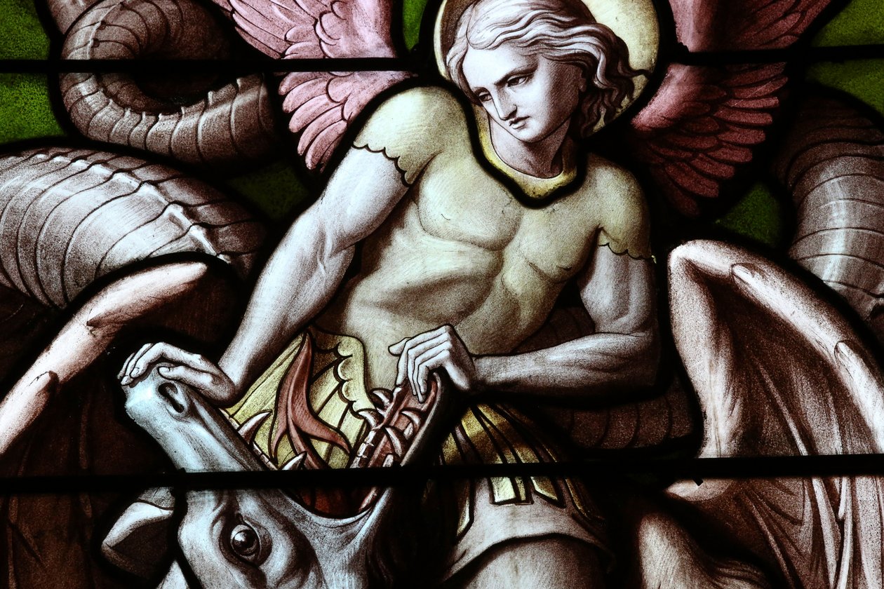 Basiliek Notre-Dame van Genève. Glas-in-loodraam. Engel vecht tegen Satan als draak. door Unbekannt