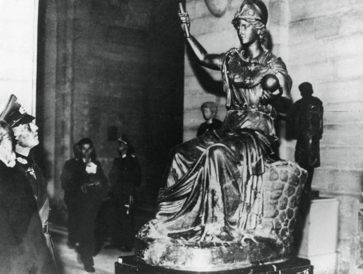 Duitse veldmaarschalk von Rundstedt bezoekt het Louvre, bezet Parijs, oktober 1940 door Unbekannt