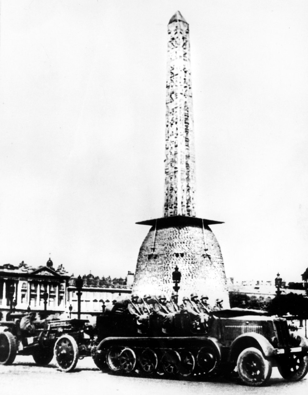 Duitse artillerie rijdt door de Place de la Concorde, Parijs, 1940 door Unbekannt