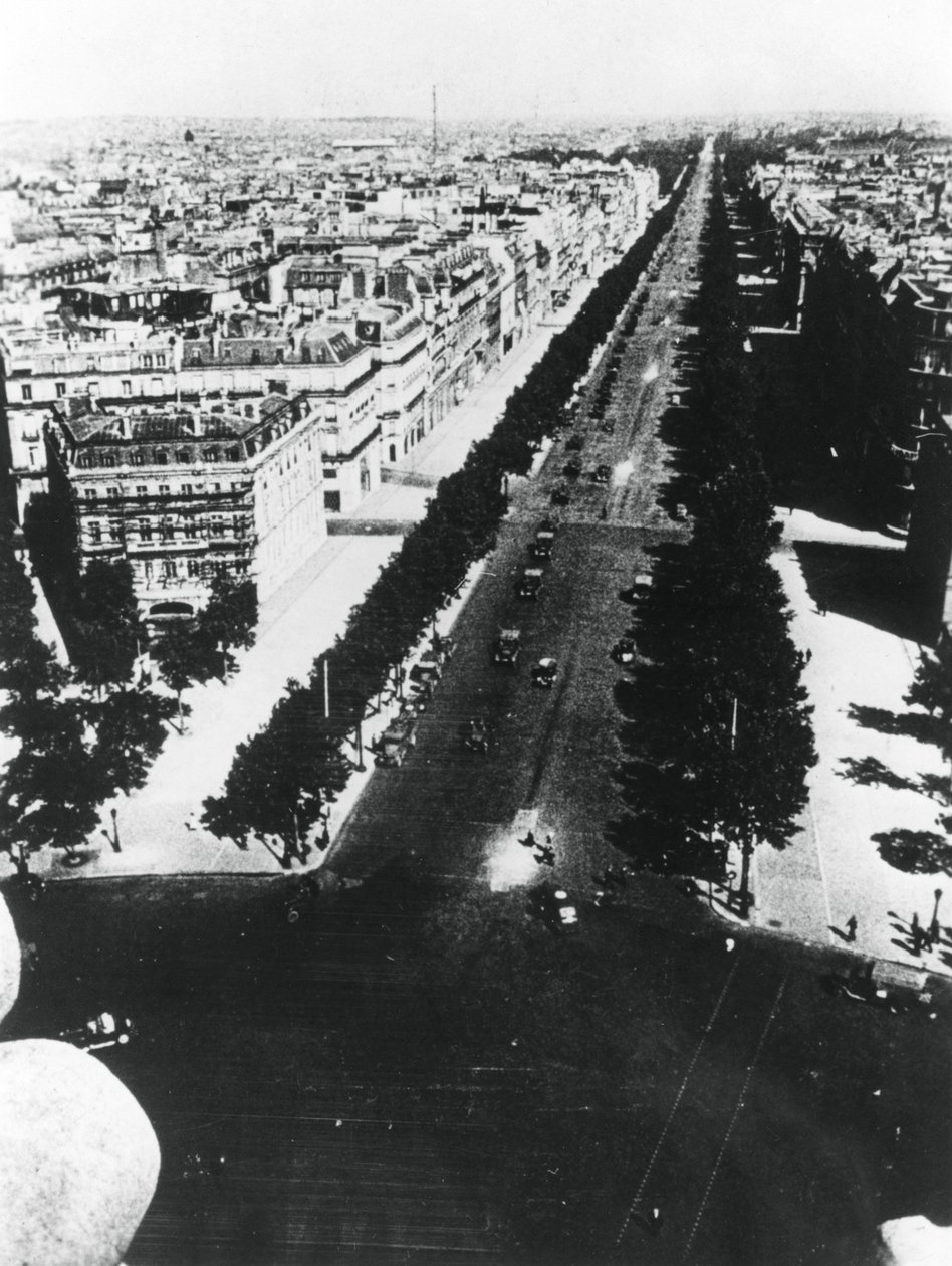 Duitse troepen marcheren langs de Champs Elysees, Parijs, 14 juni 1940 door Unbekannt
