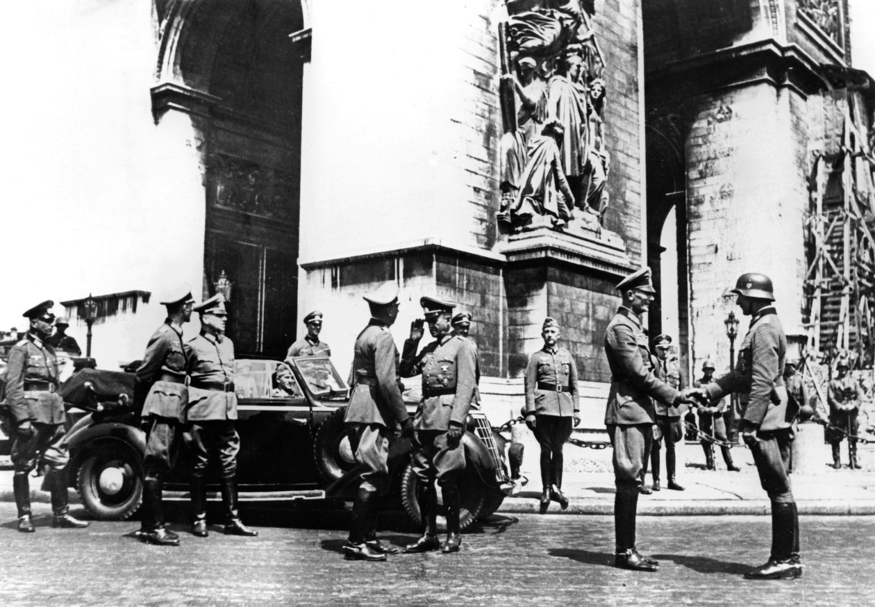 Duitse officieren bij de Arc de Triomphe tijdens de overwinningsparade, Parijs, juni 1940 door Unbekannt