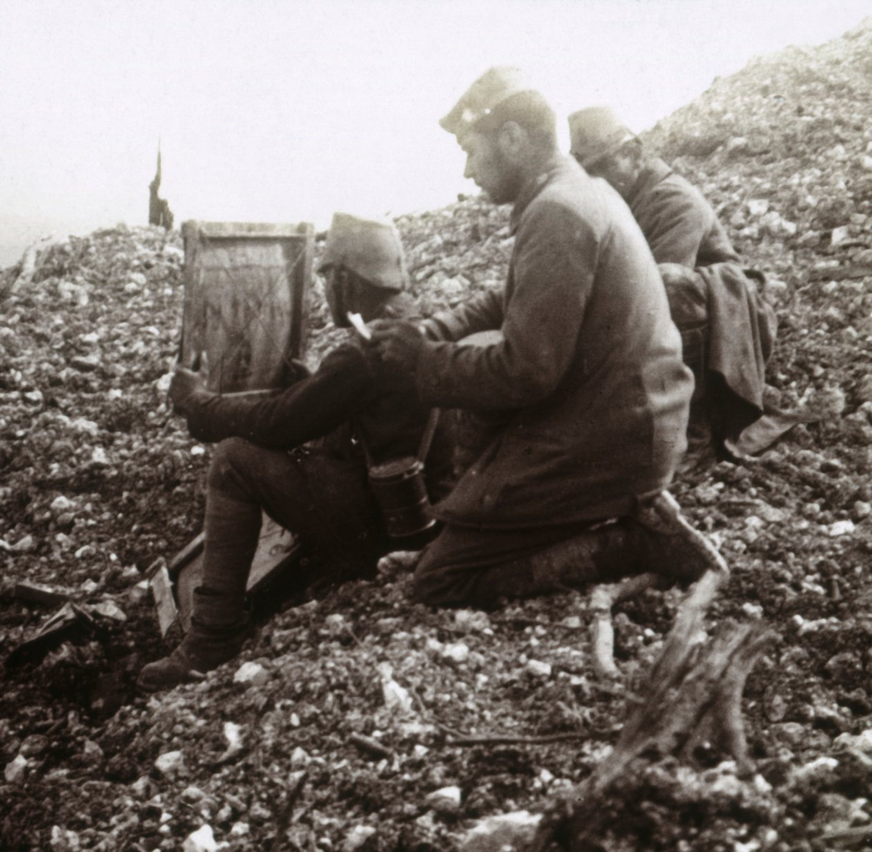 Duitse Signaalgevers buiten het Fort van Vaux, Verdun, Noord-Frankrijk, ca. 1914-ca. 1918 door Unbekannt