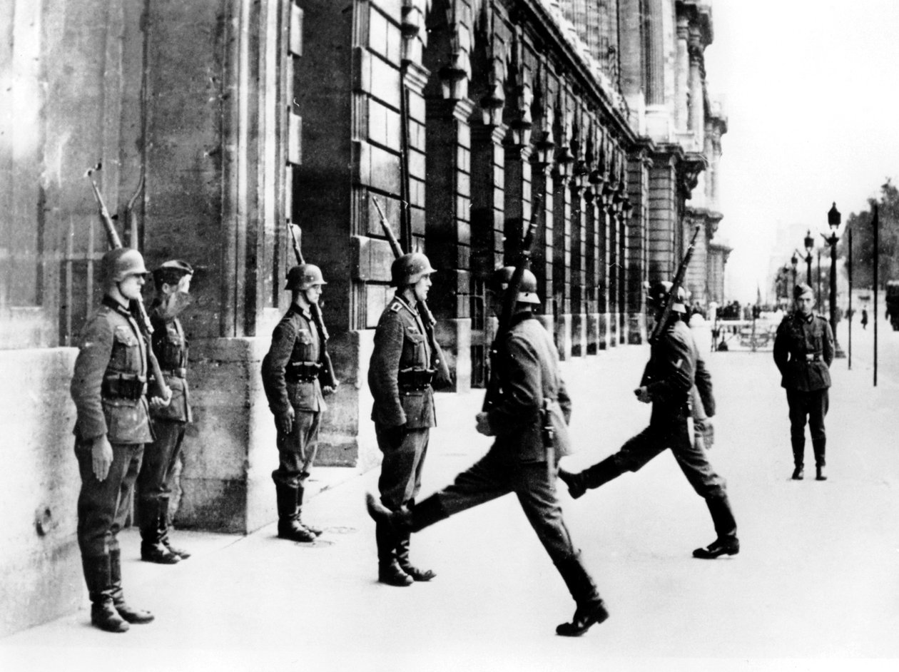 Duitse soldaten op wacht buiten het Hotel Crillon, Parijs, 7 oktober 1940 door Unbekannt