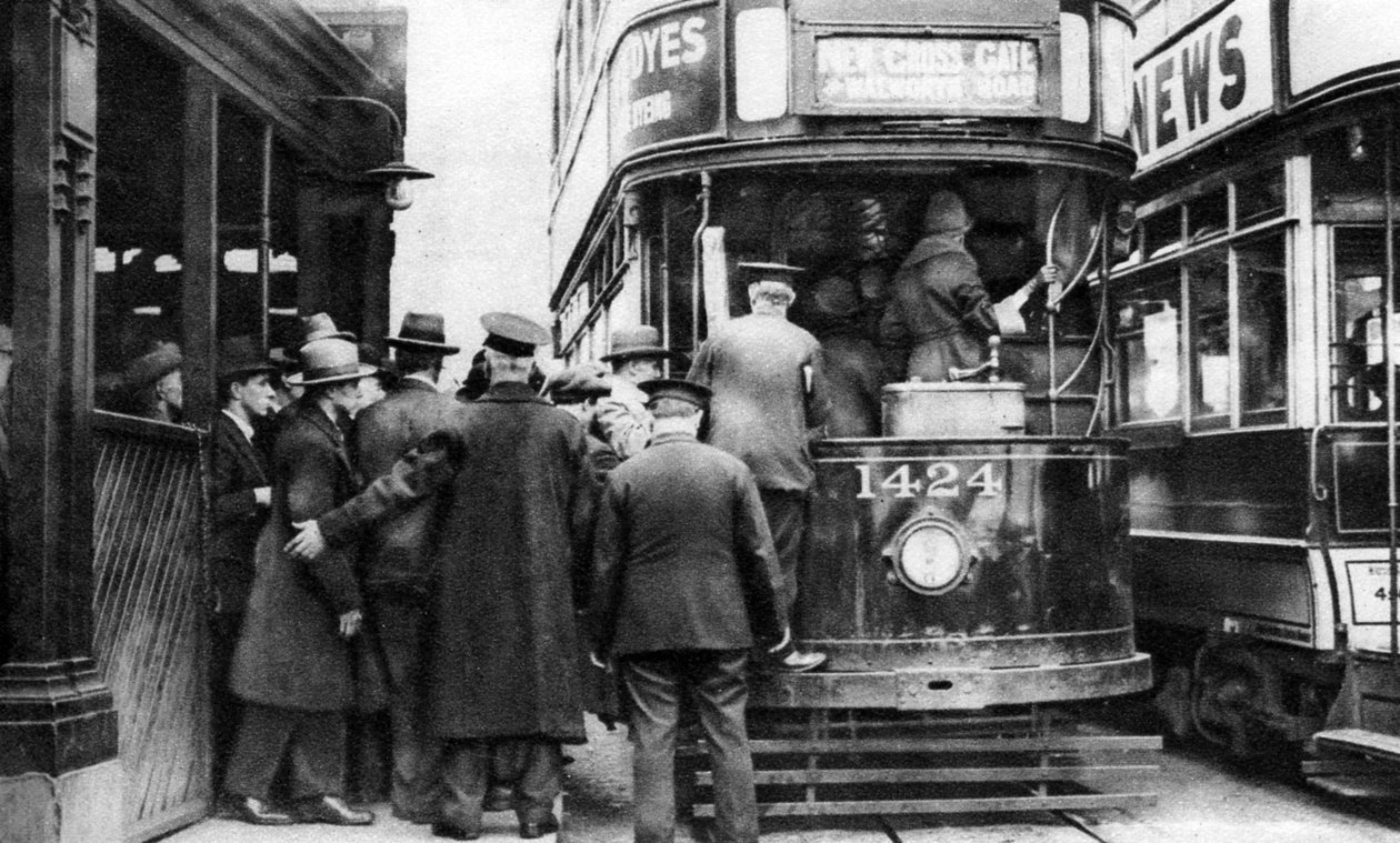 Instappen in een tram bij Blackfriars, Londen door Unbekannt
