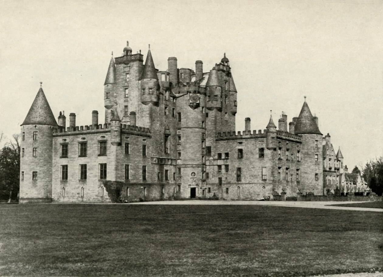 Glamis Castle, het voorouderlijk huis van koningin Elizabeth, 1937 door Unbekannt