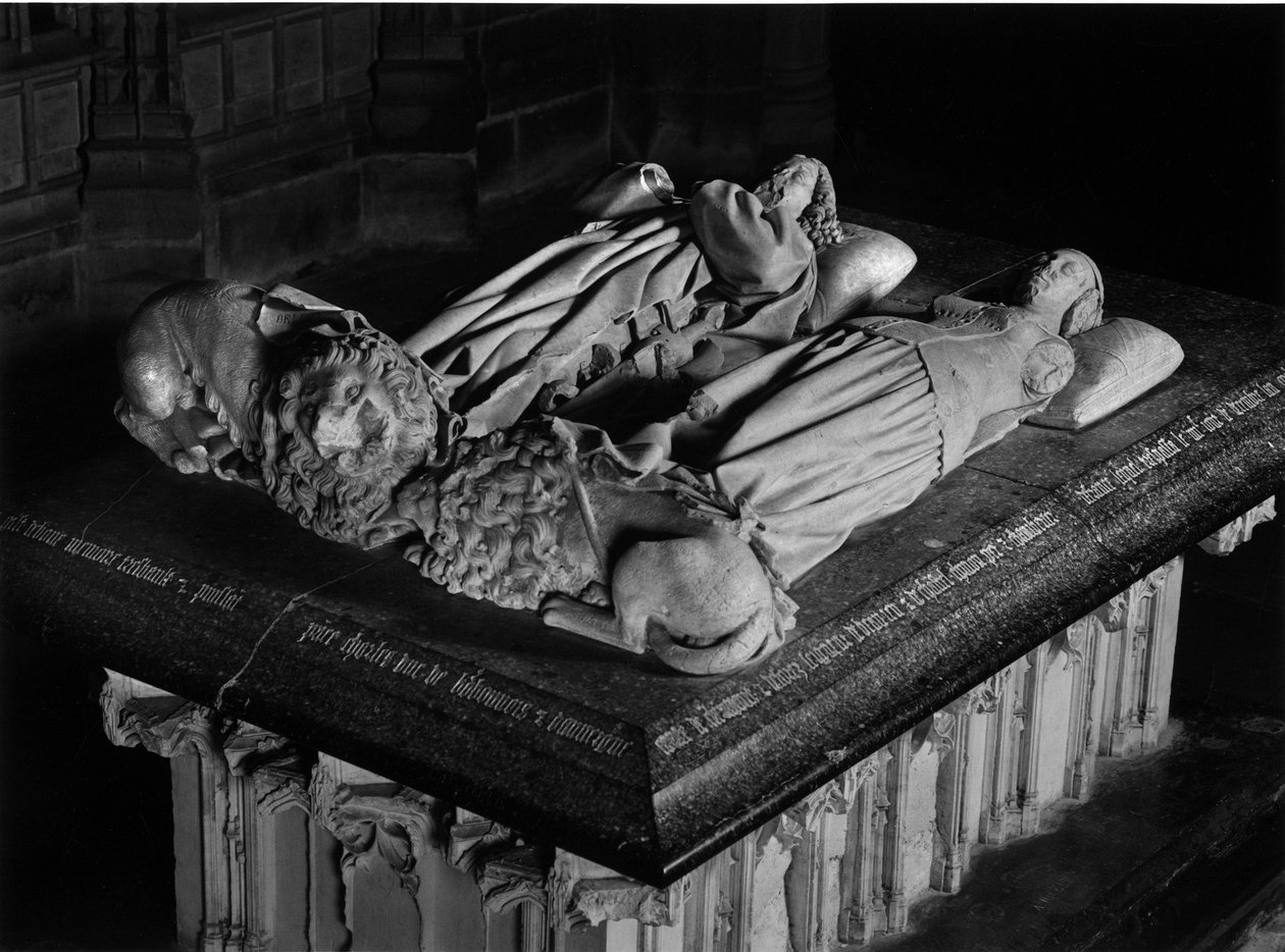 Gotische kunst: Gisants door Charles I van Bourbon (1401-1457) en Agnes van Bourgondië (1407-1476) gebeeldhouwd door Jacques Morel (1417-1459). 1448-1453. Kerk van Saint Pierre de Souvigny (Allier). door Unbekannt