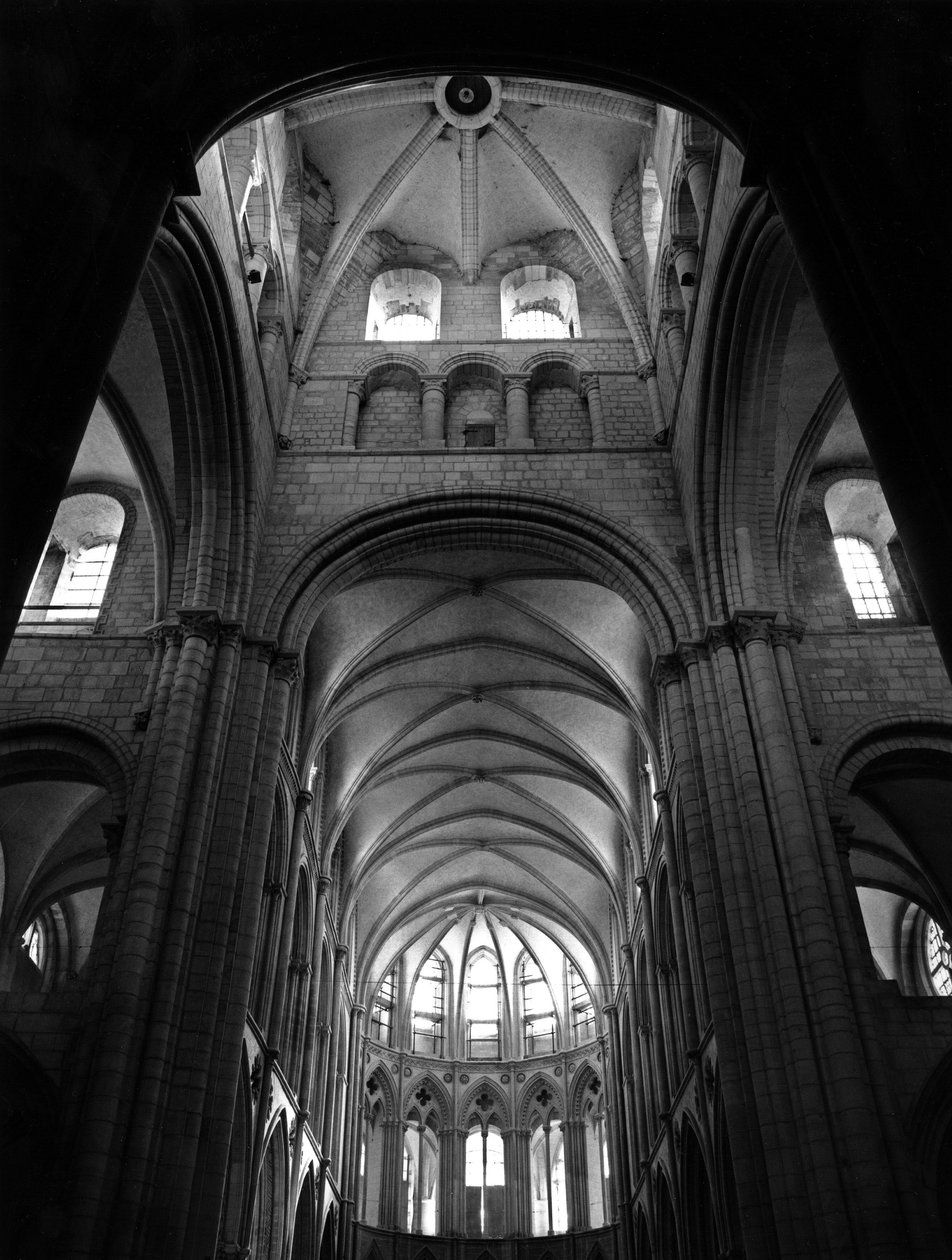 Gotische kunst: de gewelven van het schip en het koor. Sint-Stefanuskerk, Caen (Calvados) door Unbekannt