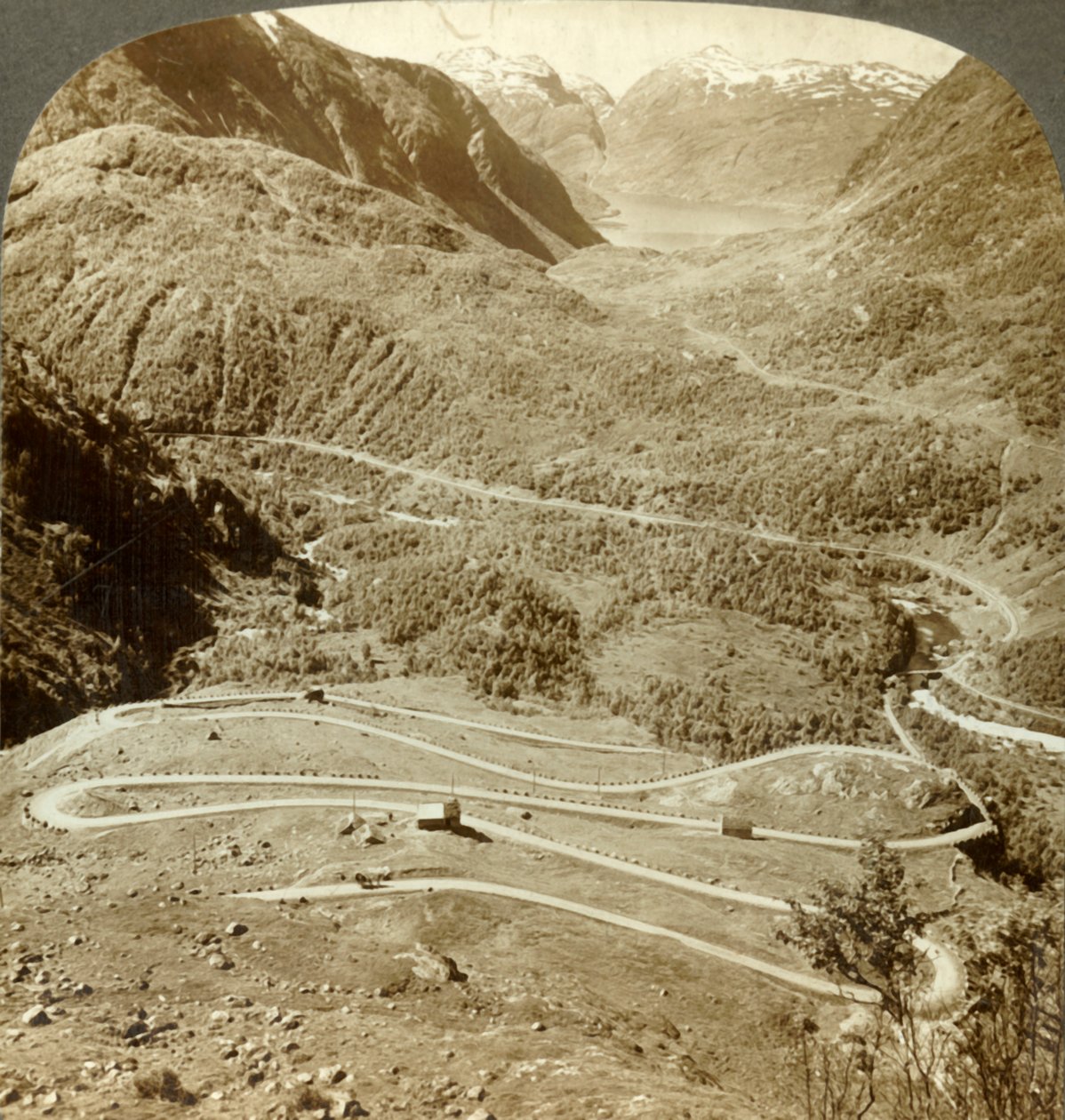 Grote zigzag lussen van de weg die afdaalt van Dyreskard Pass - west naar Roldal Lake, Noorwegen, ca. 1905 door Unbekannt