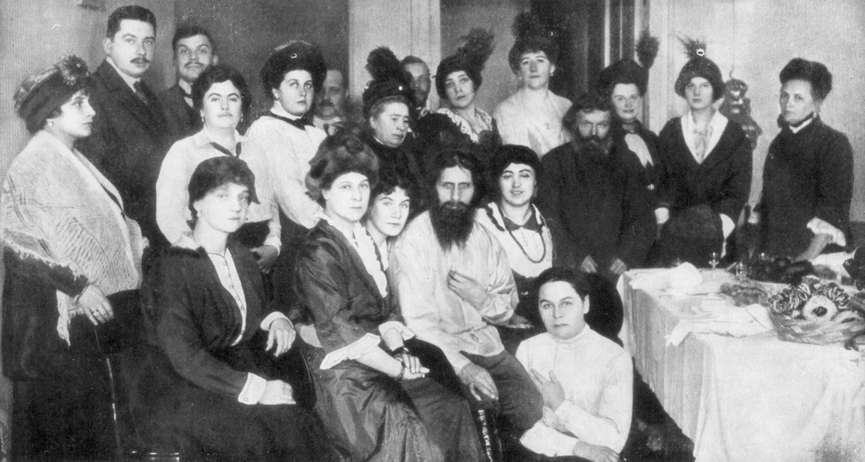 Grigori Raspoetin en een groep vrouwen door Unbekannt