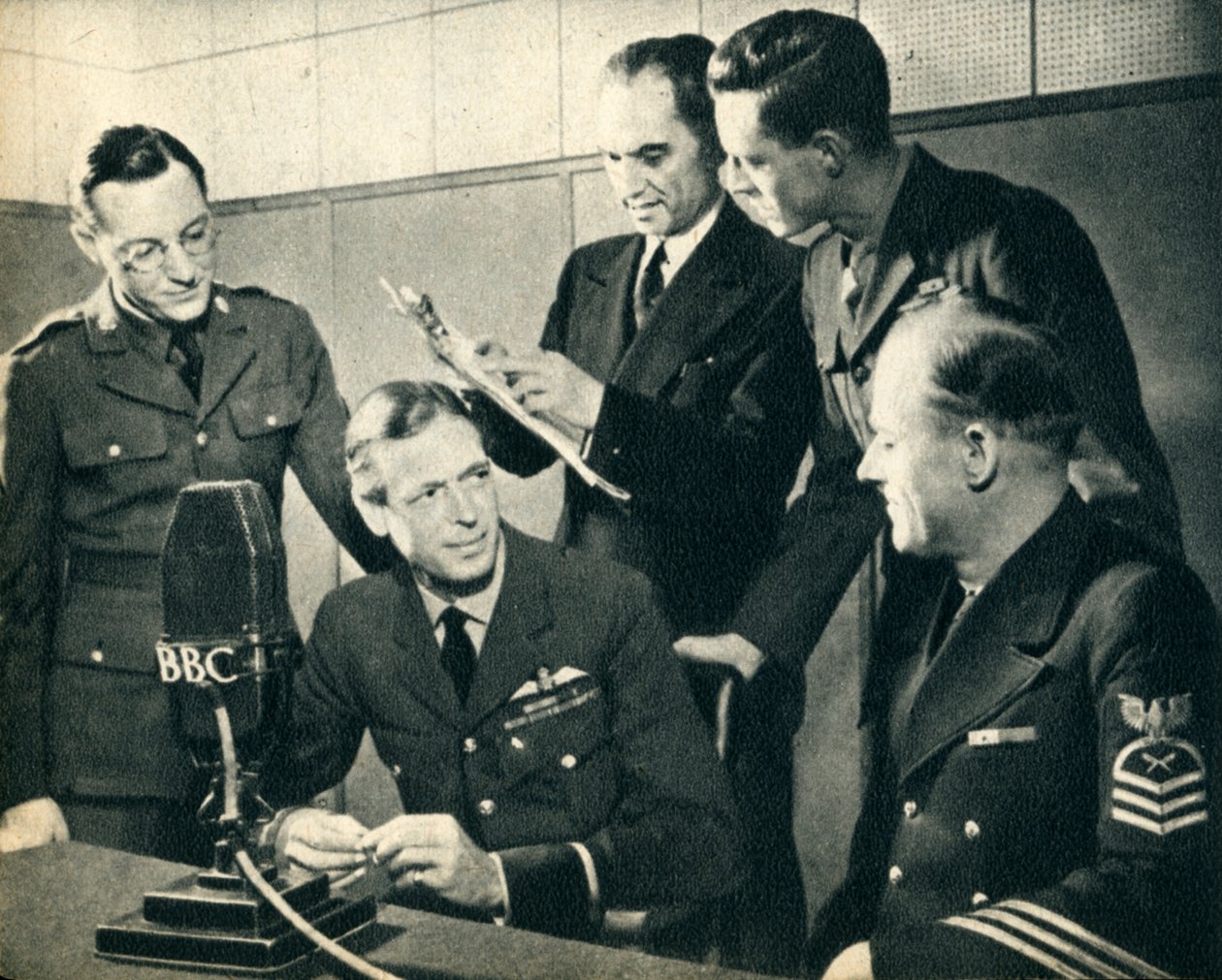 Z.K.H. de overleden Hertog van Kent neemt deel aan de Amerikaanse Onafhankelijkheidsdag, 1942 door Unbekannt