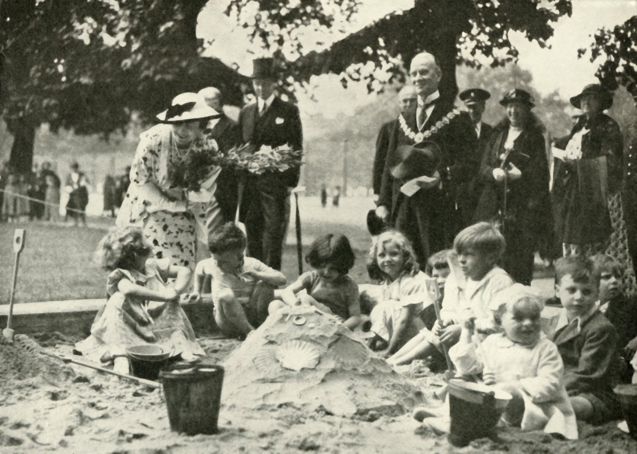 Hare Majesteit ..., op de nieuwe speelplaats op de plaats van het oude Foundling Hospital door Unbekannt