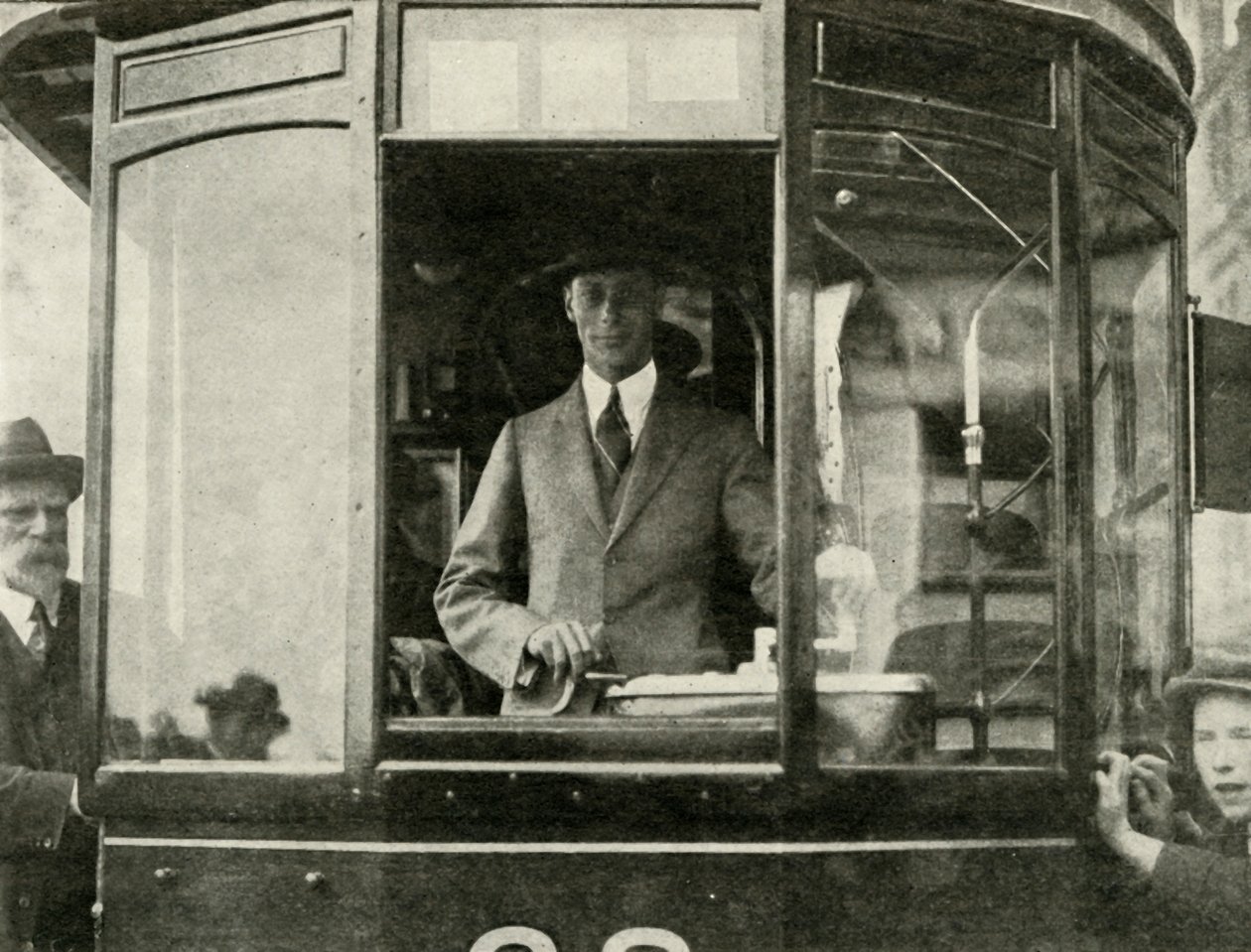 Zijne Majesteit bestuurt een tram door de straten van Glasgow, 1924, 1937 door Unbekannt