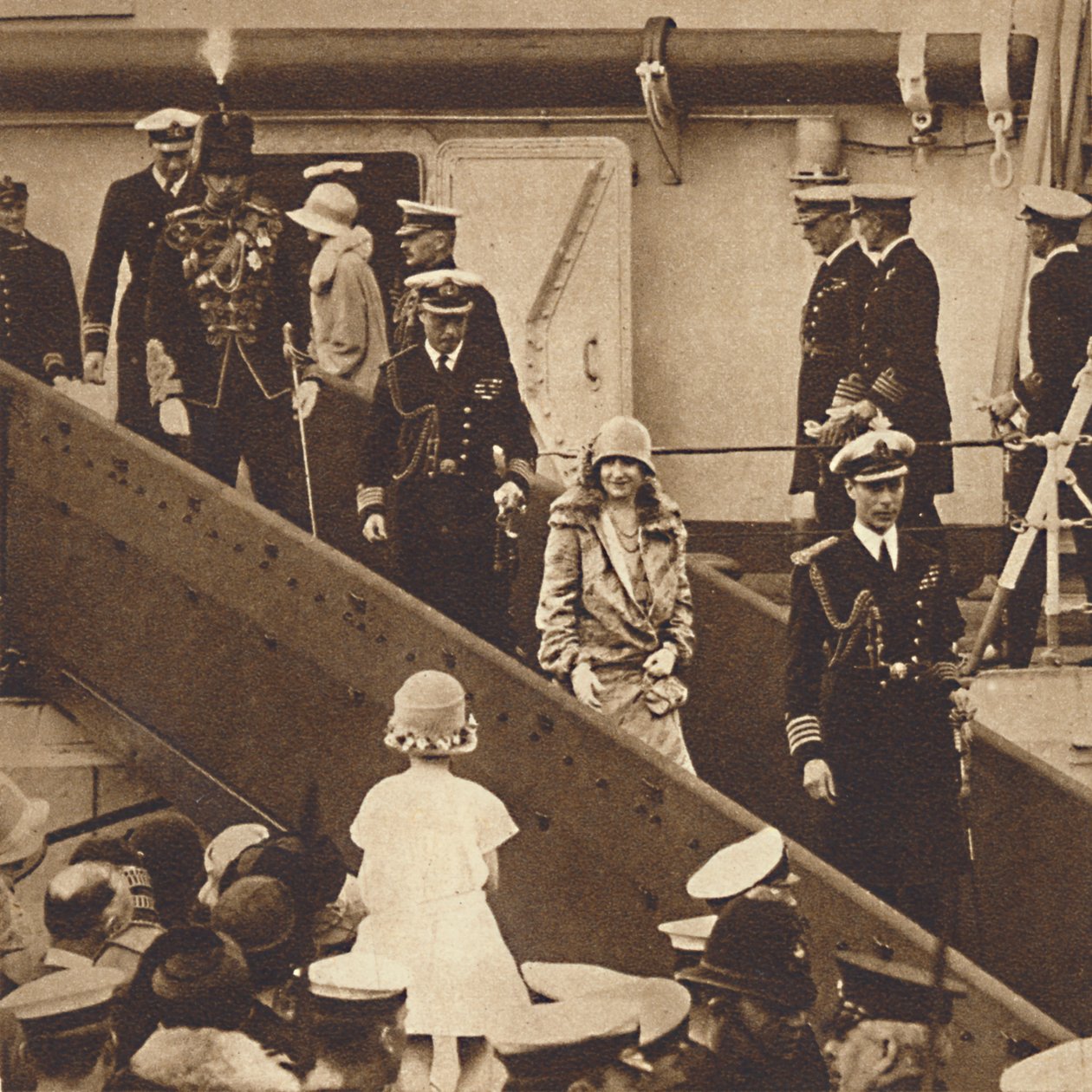 Weer Thuis - De Hertog en Hertogin landen in Portsmouth 27 juni 1927, 1937 door Unbekannt