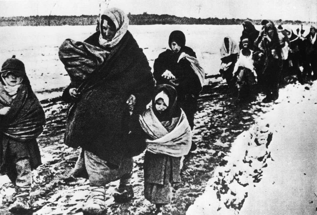 Dakloze vluchtelingenvrouwen en kinderen, Rusland, 1941 door Unbekannt