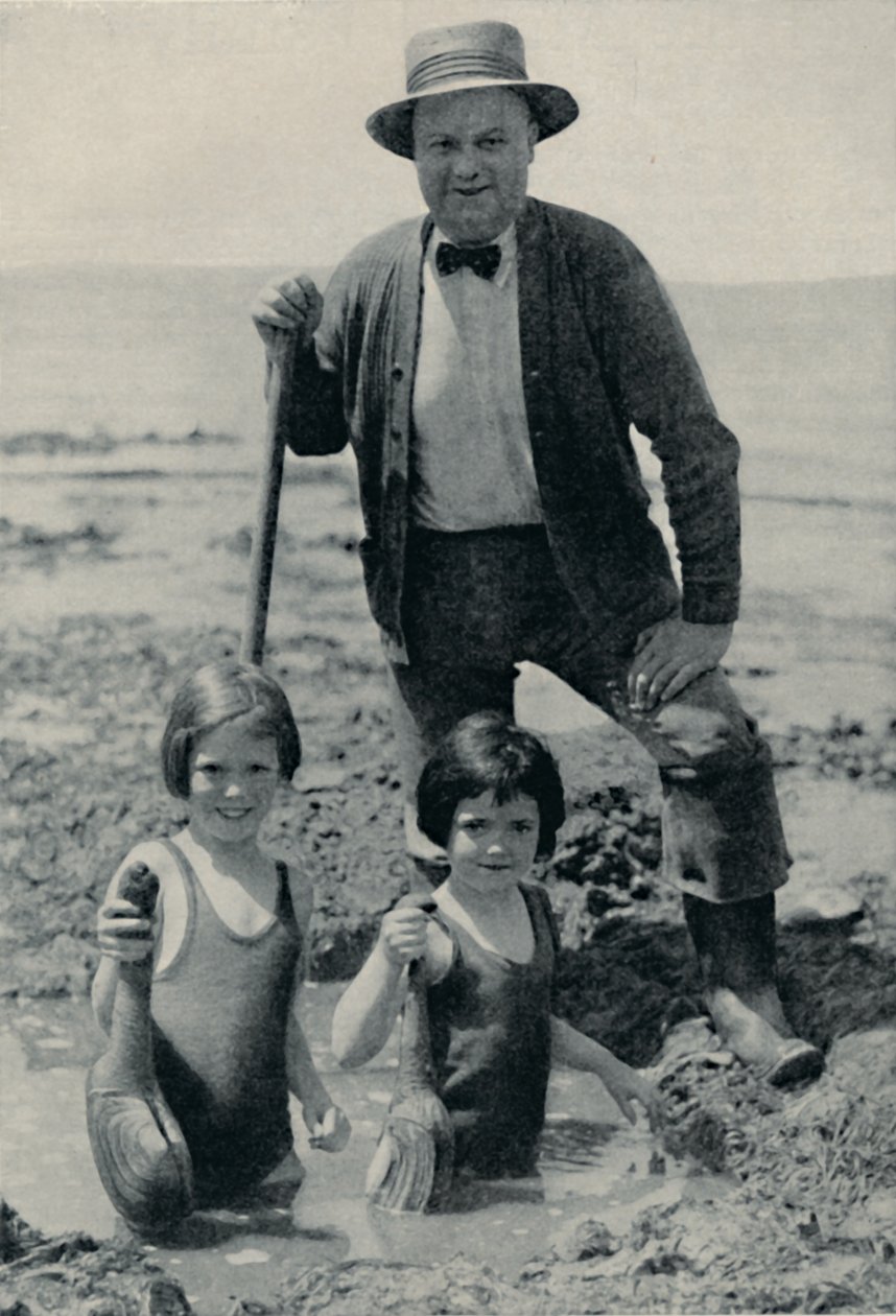 Op jacht naar de ongrijpbare geoduck in Puget Sound, ca. 1935 door Unbekannt