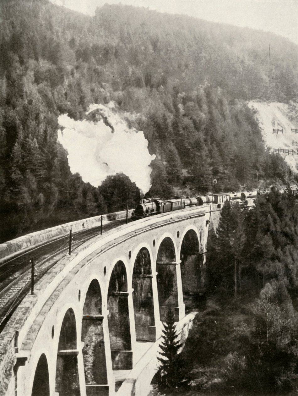 In de Semmering Vallei, Oostenrijk. Een goederentrein die de gebogen Gamperl Viaduct oversteekt door Unbekannt