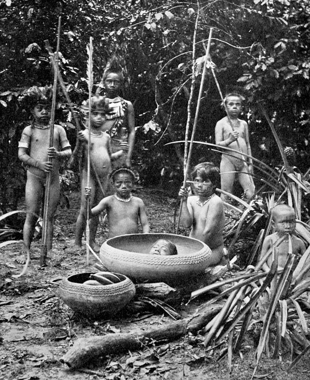 Indianen van de Putumayo-rivier met een onthoofd hoofd, Amazonië door Unbekannt