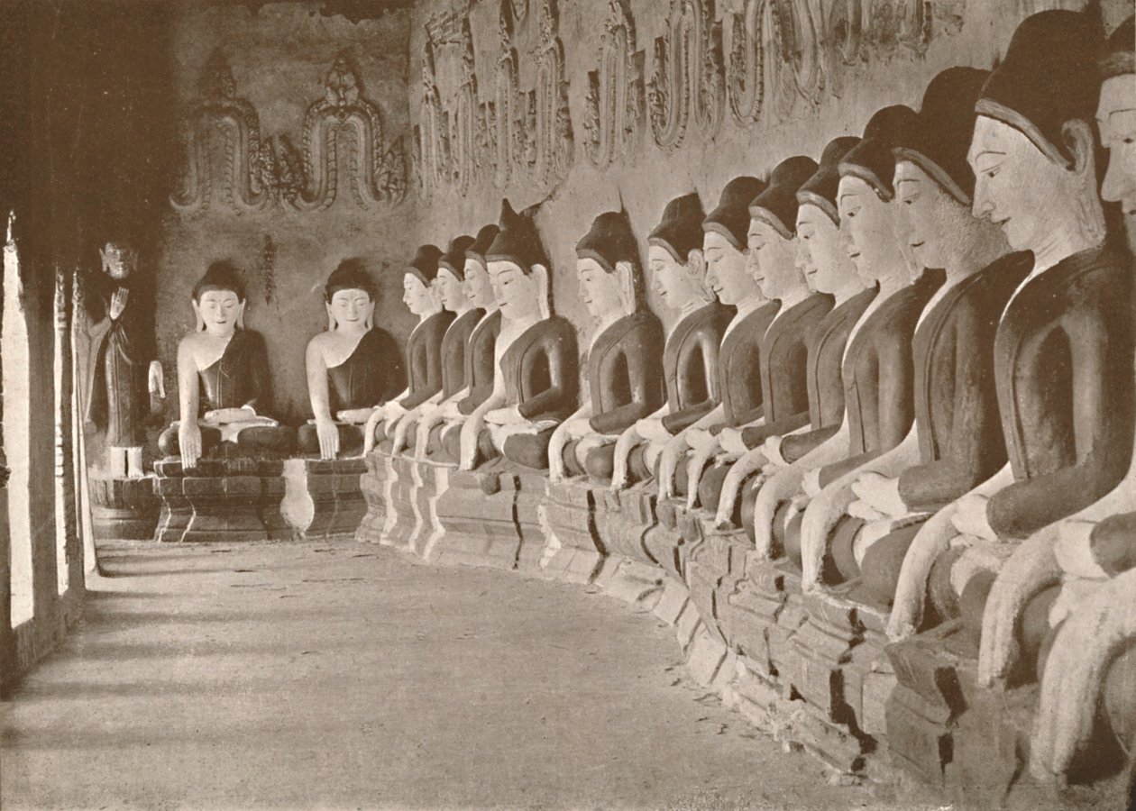 Interieur van Boeddhistische tempel, Sagaing door Unbekannt