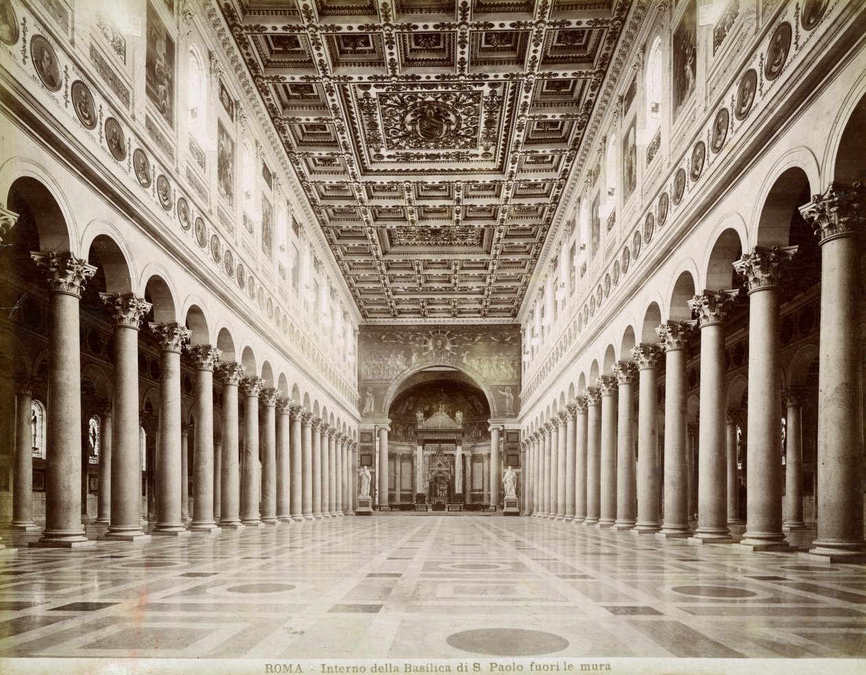 Interieur van de Basiliek van St. Paulus buiten de Muren, Rome, Italië door Unbekannt