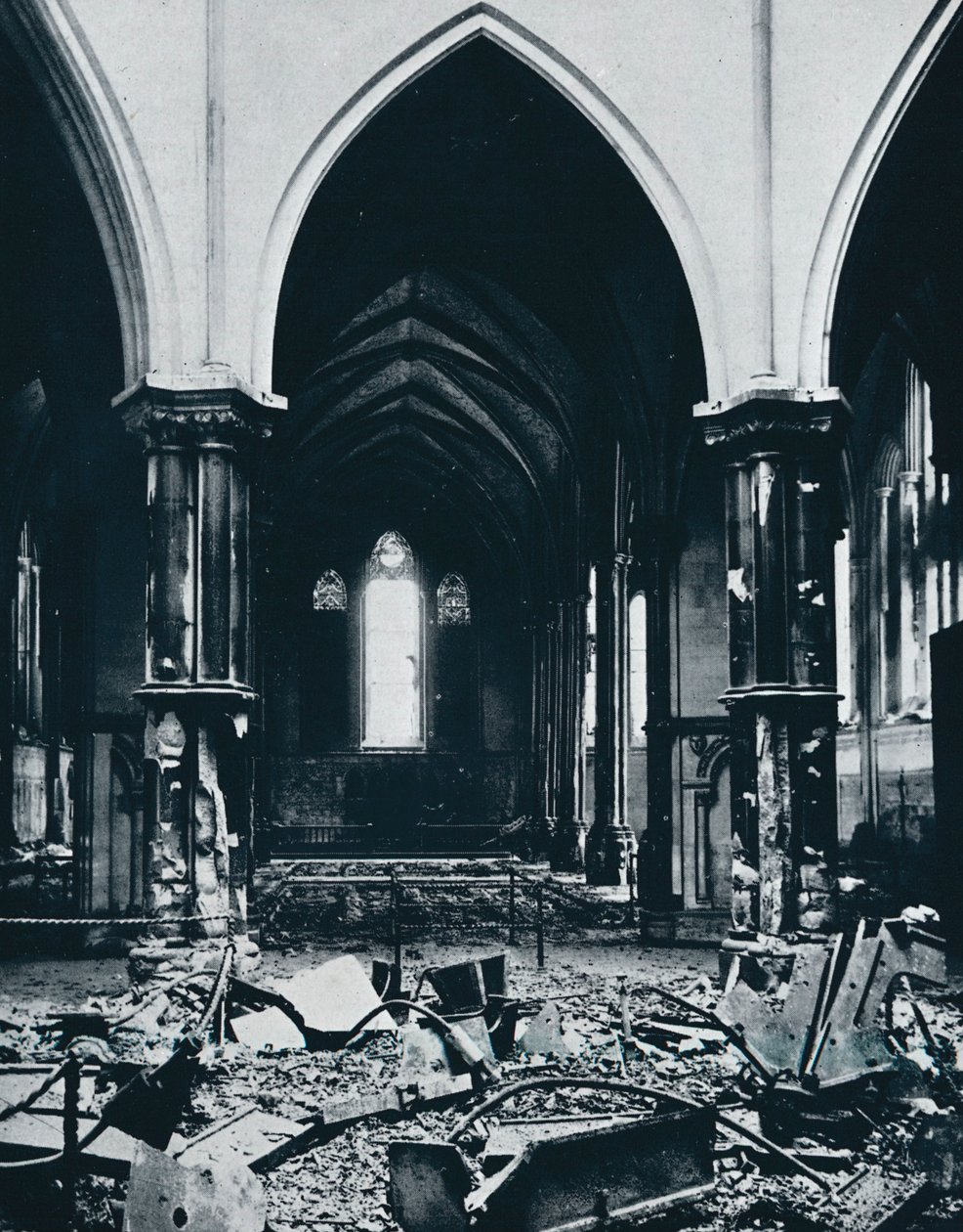 Interieur van de Temple Church na de brand door Unbekannt