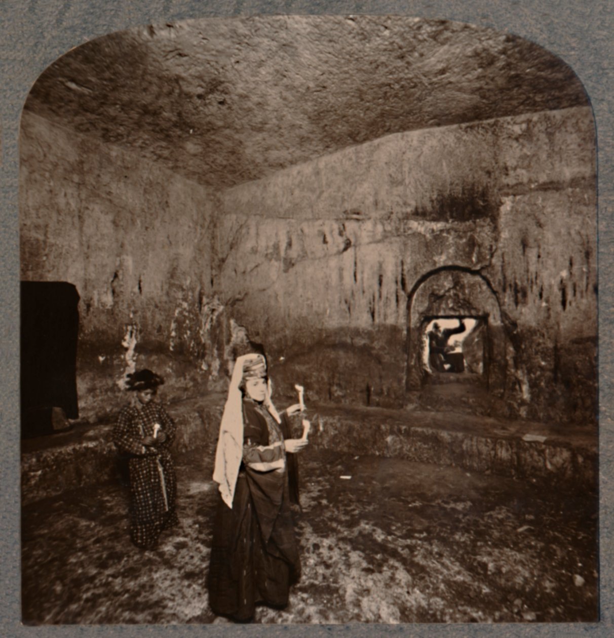 Interieur van de Graven van de Koningen op de weg naar Nablus, ca. 1900 door Unbekannt