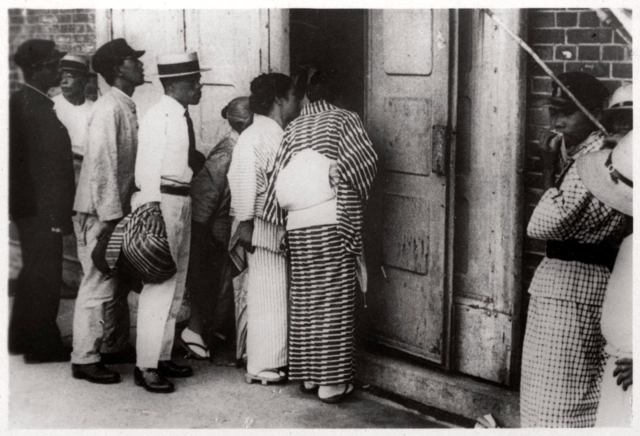 Japanse menigte kijkt in de Zeppelin-hangar, Kasumigaura, Japan, 1929 1933 door Unbekannt