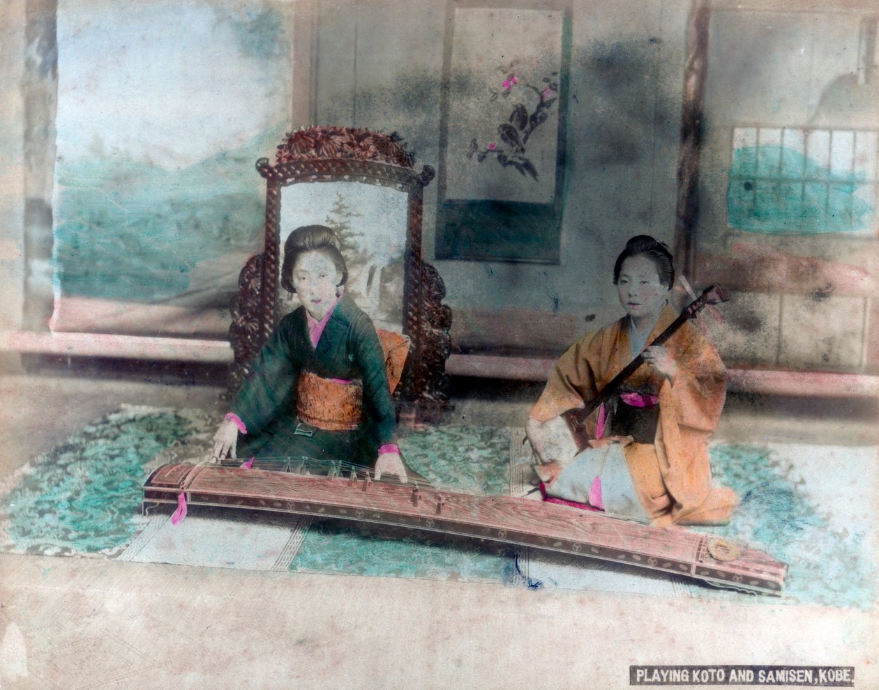 Japanse muziek: vrouwen spelen Koto en Samisen, Kobe, Japan door Unbekannt