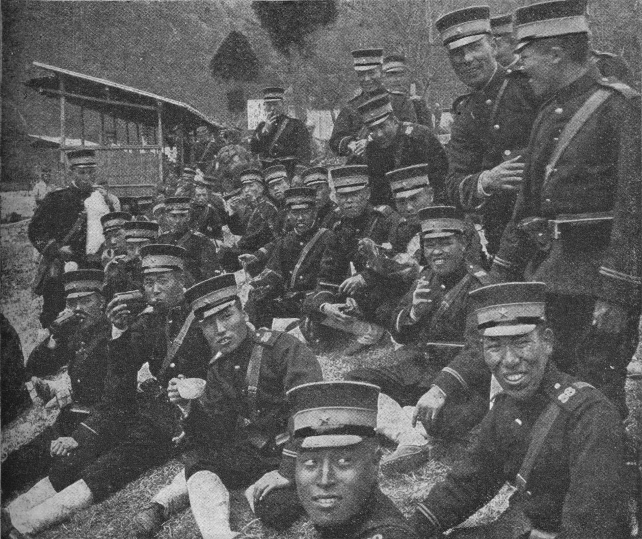 Japanse soldaten op weg naar het front: de middagmaaltijd van thee en rijst, 1904-1905, 1907 door Unbekannt