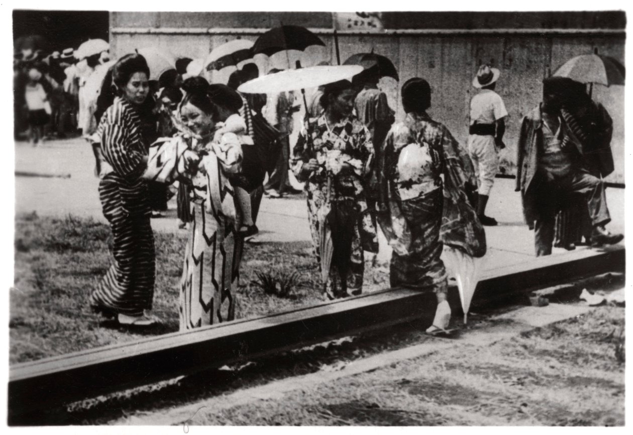 Japanse vrouwen bij de Zeppelin-hangar, Kasumigaura, Japan door Unbekannt