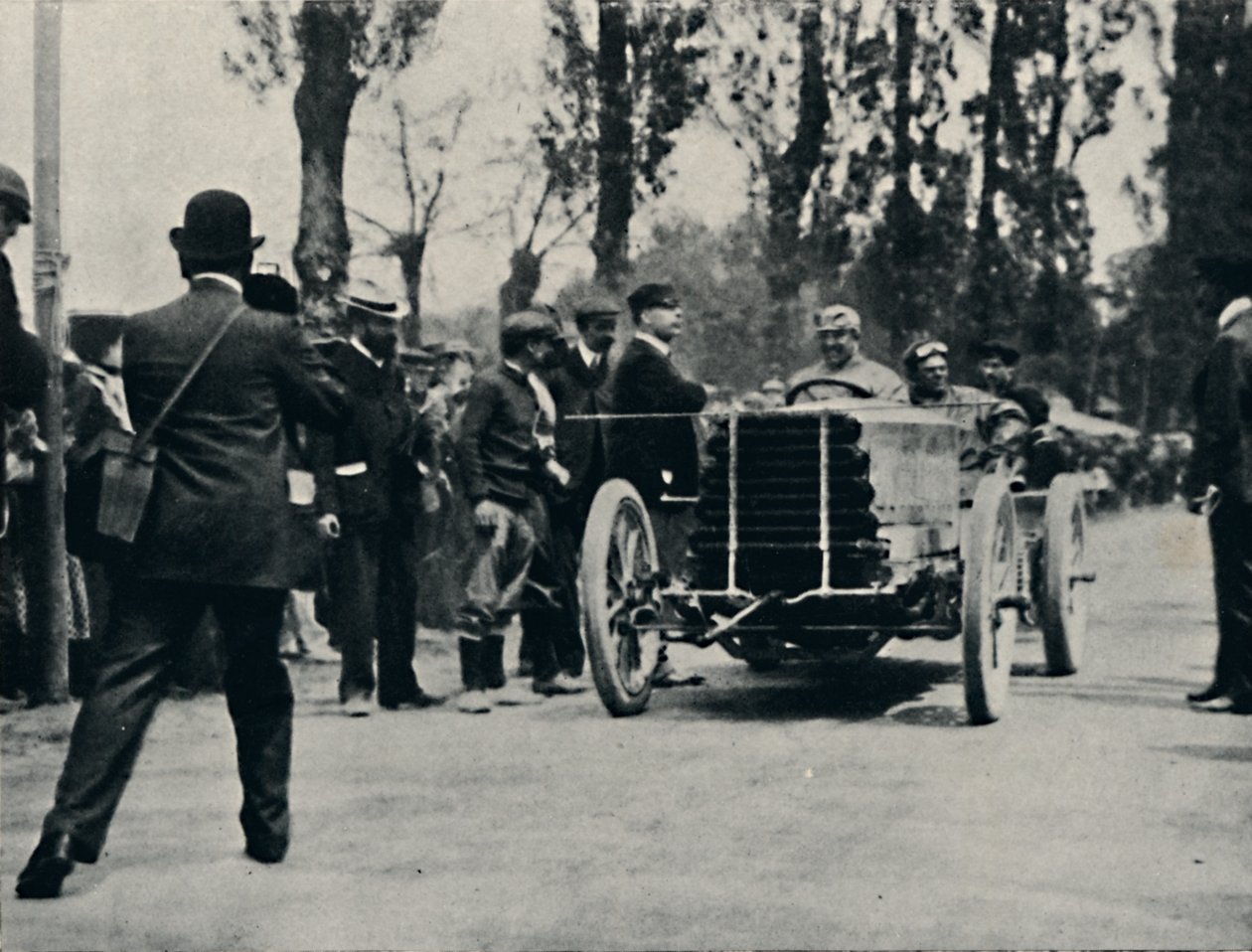 Jarrott arriveert in Bordeaux in de Race of Death, 1937 door Unbekannt