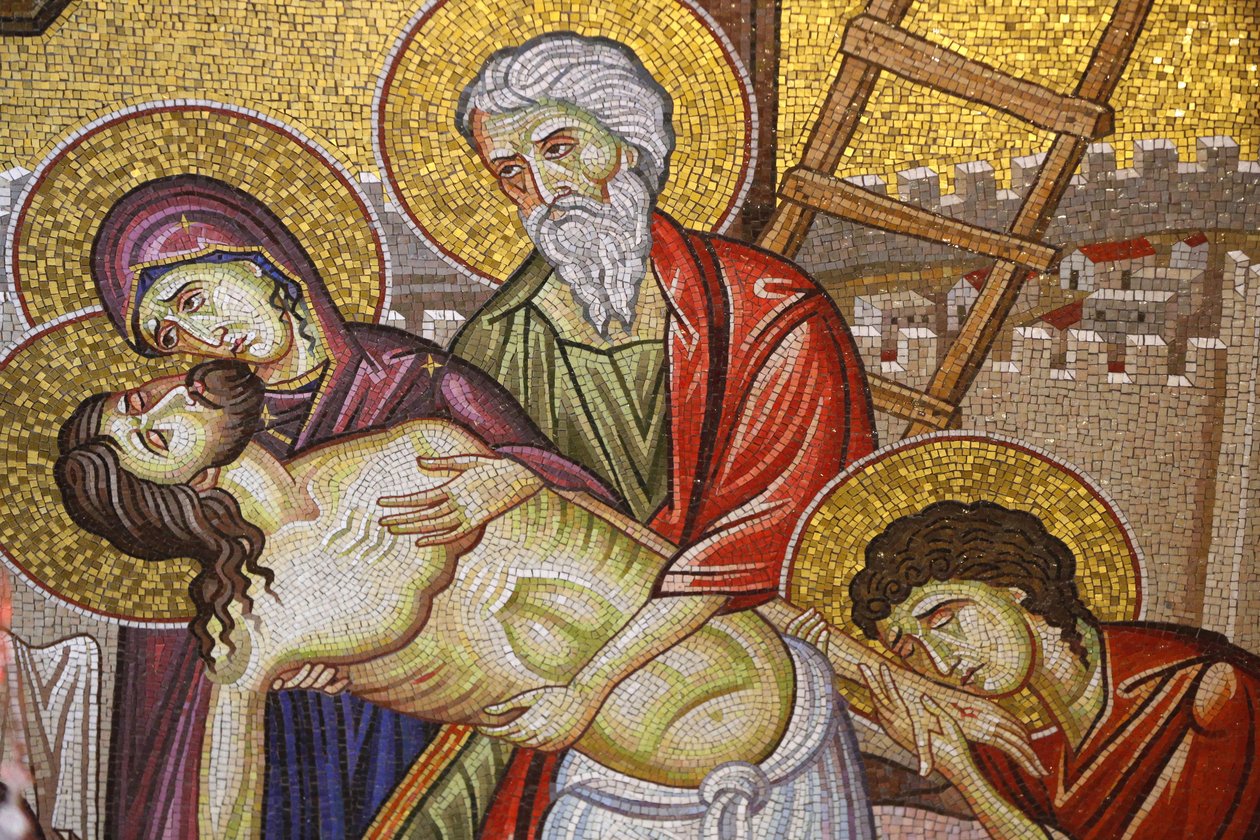 Jezus van het kruis gehaald, detail van mozaïekkunst die de begrafenis van Jezus Christus afbeeldt, Heilig Grafkerk, Jeruzalem, Israël door Unbekannt