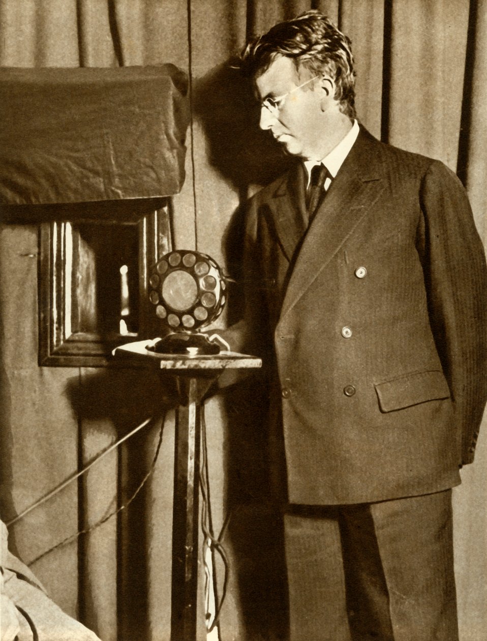 John Logie Baird kijkt naar het eerste toneelstuk dat op televisie wordt uitgezonden, 14 juli 1930, 1935 door Unbekannt