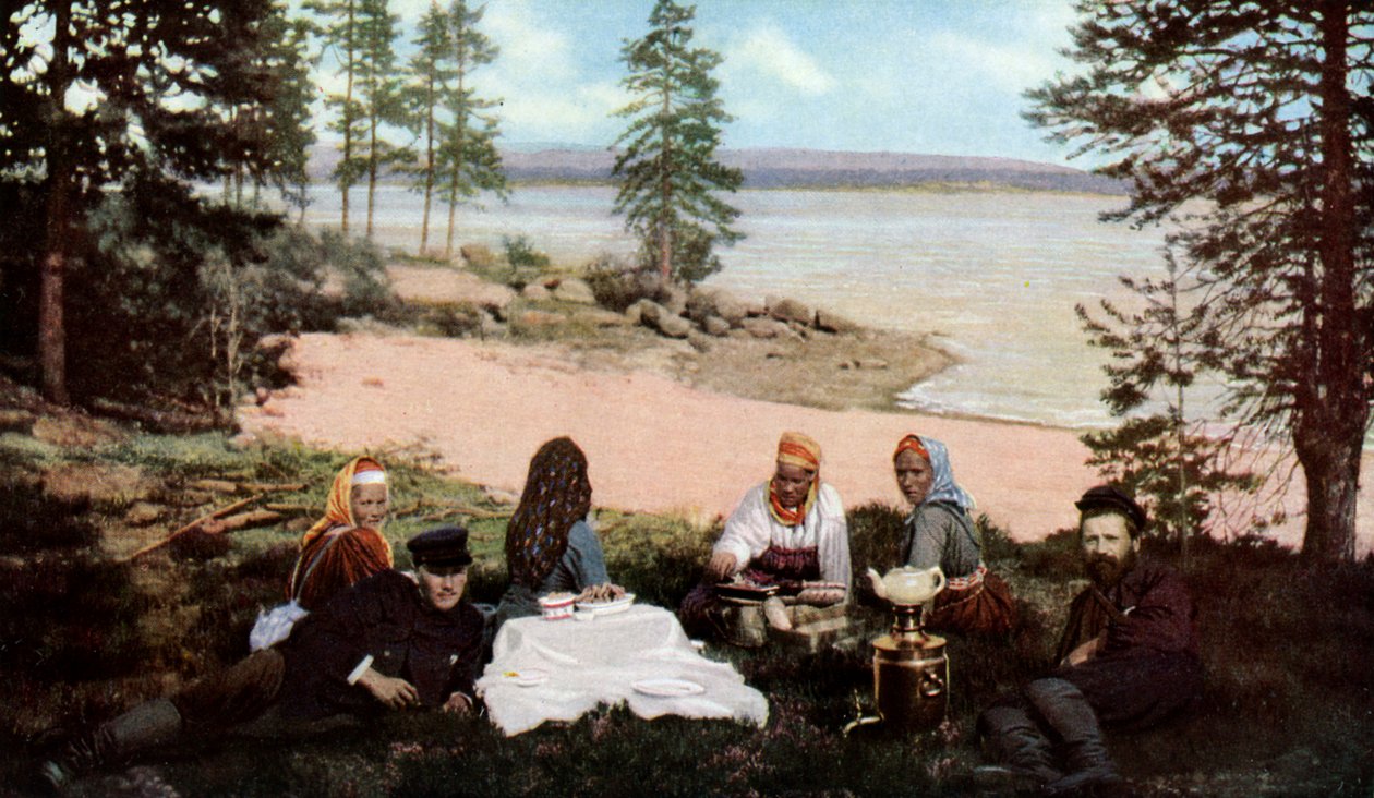 Kareliërs drinken thee bij een rivier, nabij Archangel, Rusland, ca. 1930s door Unbekannt