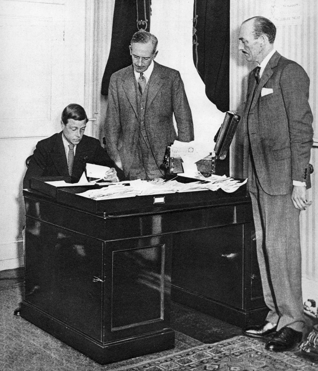 Koning Edward VIII aan het werk met zijn staf in St. James