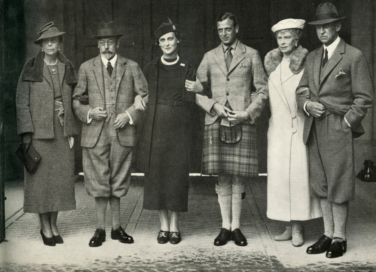 Koning George V, koningin Mary, prins George, prinses Marina...in Balmoral in 1934, 1951 door Unbekannt