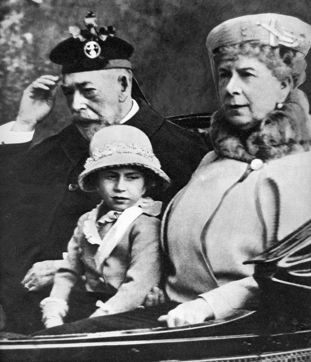 Koning George V en koningin Mary met prinses Margaret op weg naar de kerk, Balmoral, ca. jaren 1930 door Unbekannt