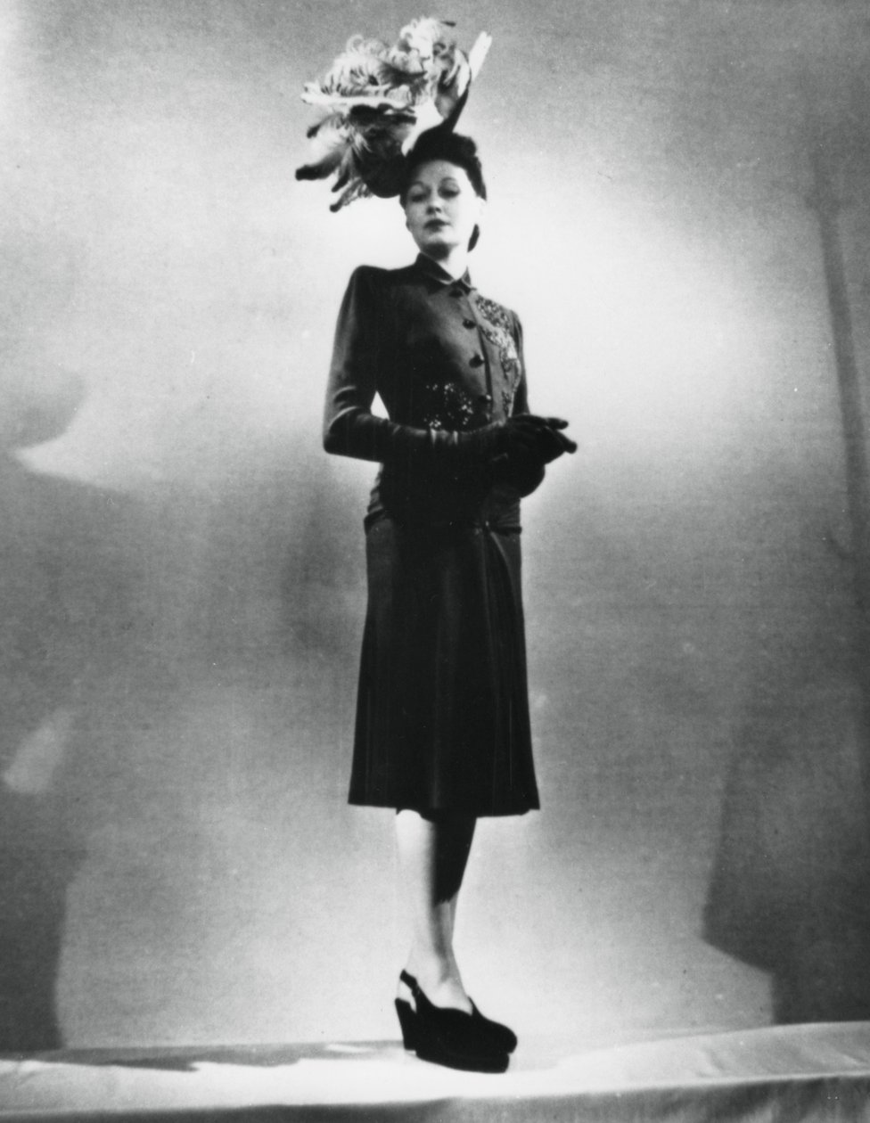 La femme chic, outfit door de Franse modeontwerper Jacques Fath, Parijs, januari 1943 door Unbekannt