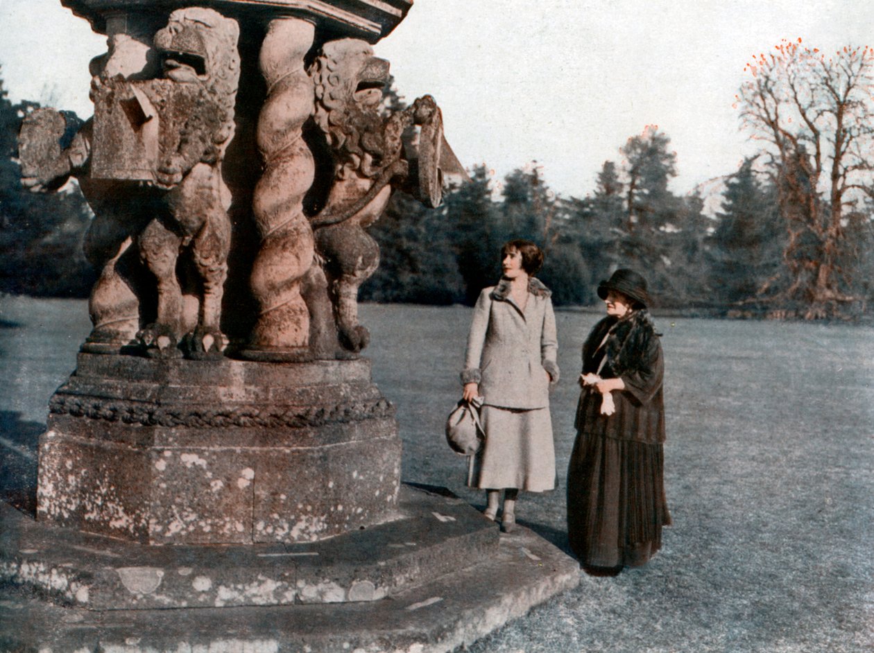 Lady Elizabeth Bowes-Lyon en de gravin van Strathmore, Glamis Castle, Schotland, 1923 door Unbekannt