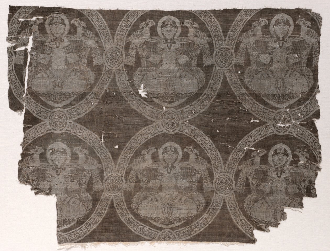 Lampasfragment met zittende prins die valken vasthoudt in kufische medaillons, 1654-1955 door Unbekannt