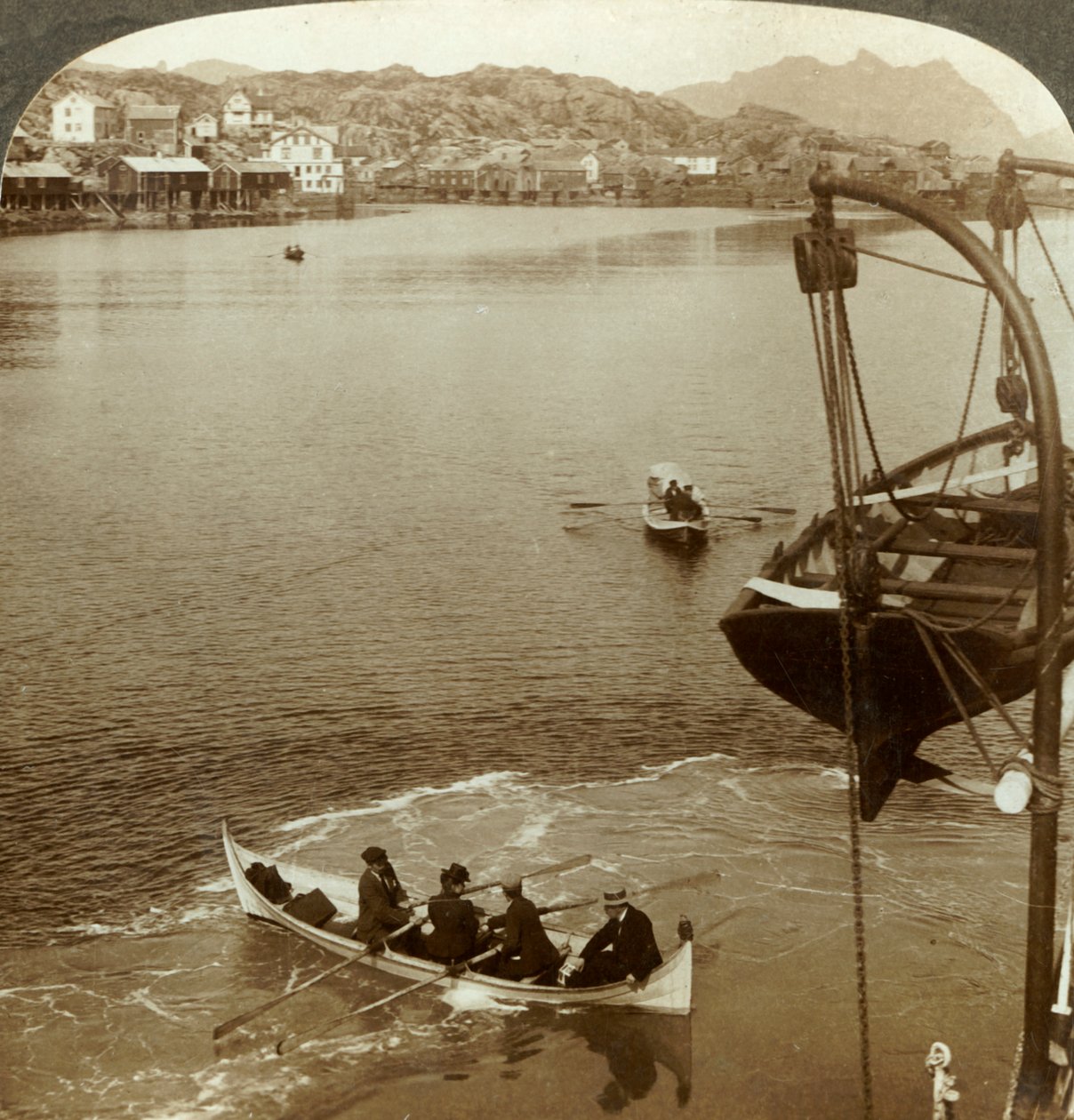 Landing van een stoomboot in het Arctische gebied, Svolvaer, Lofoten Eilanden, N. Noorwegen, ca. 1905 door Unbekannt