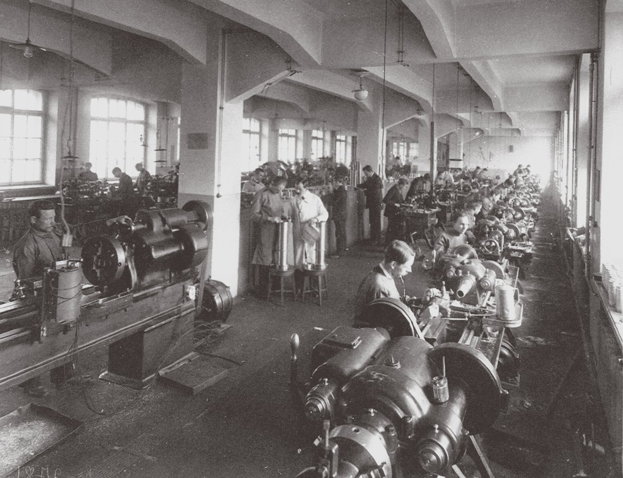 Lensverwerking in de fabriek van de Optical Mechanical Association in Petersburg, 1916 door Unbekannt