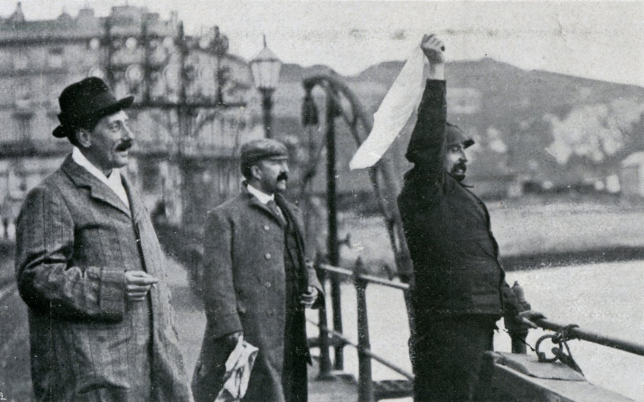Louis Blériot op de pier in Dover na zijn vlucht over het Engelse Kanaal, 25 juli 1909 door Unbekannt